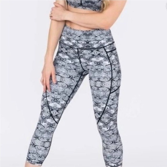 Zyia Active Cobra Metallic Light n Tight Capri Crop Leggings Snakeskin High Rise - Picture 2 of 14
